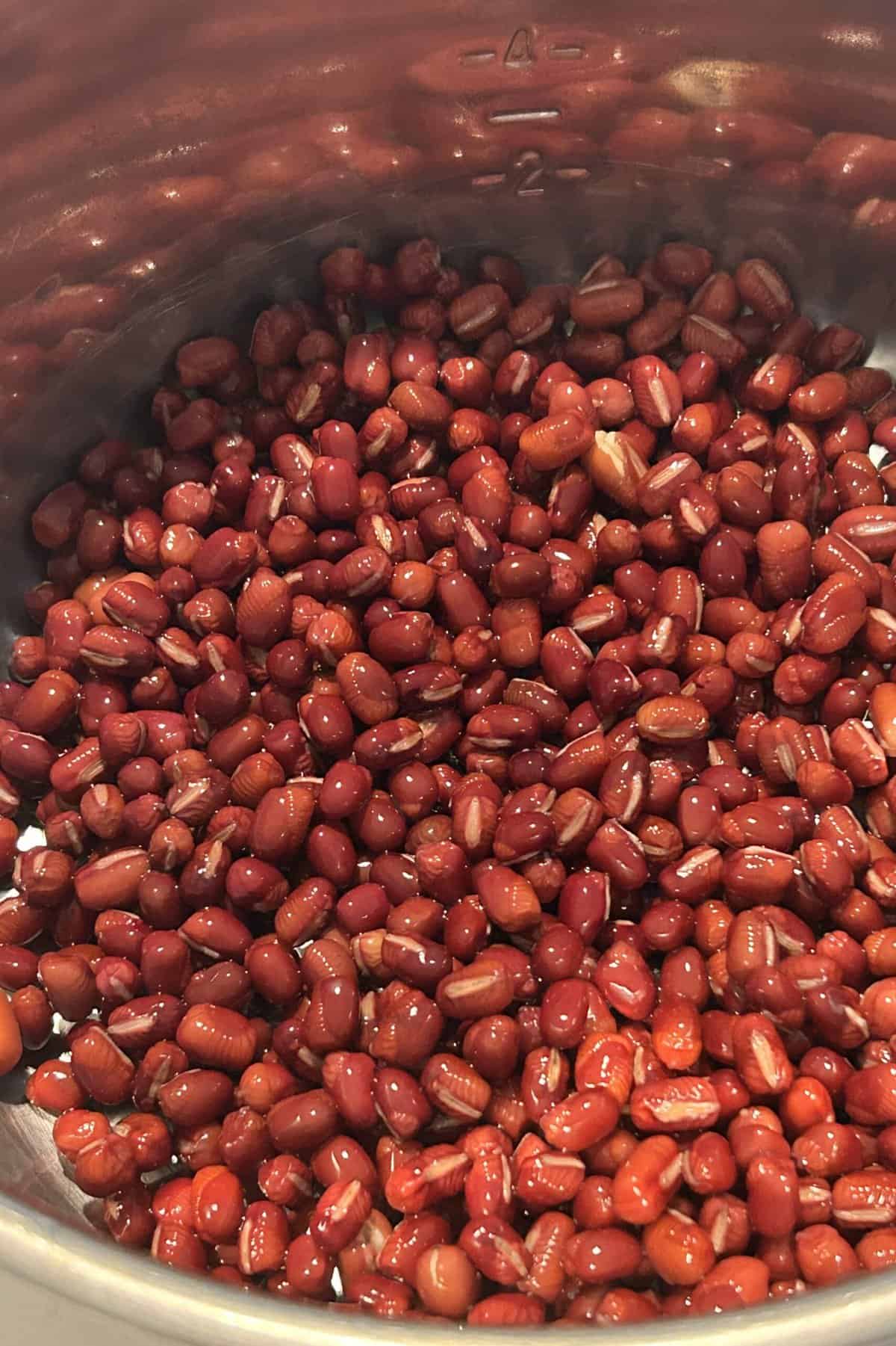 Read beans soaked, washed, drained, in the inner pot of a rice cooker