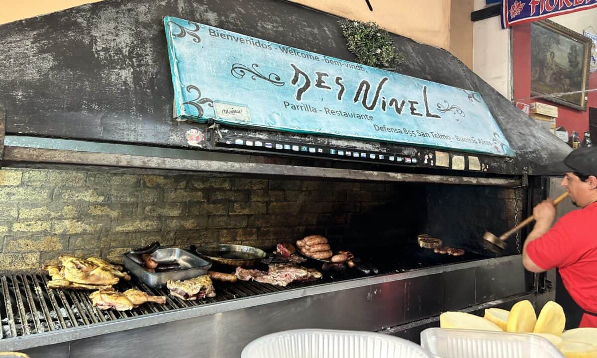 Inside El Desnivel a chef was grilling sausages, meat and chicken on a huge grill