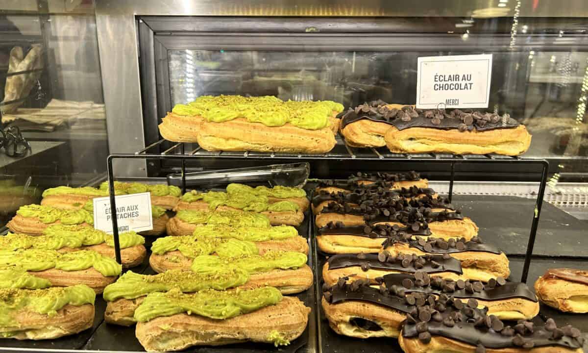 Eclair au chocolat eclair aux pistaches display in a bakery shop