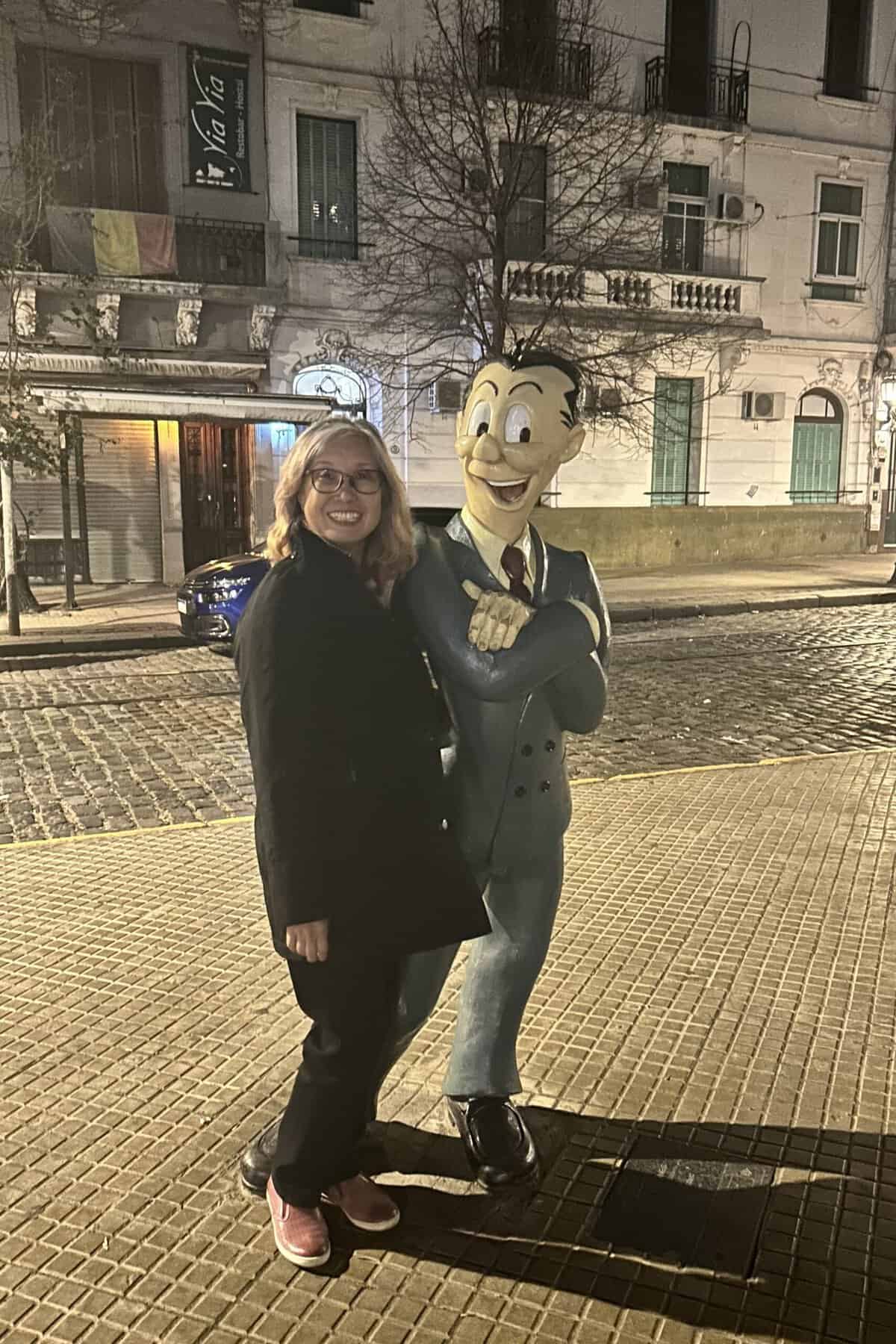 Picture with a comic statue on the way to a tango show.